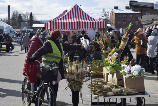 W sobotni dzień targowy na targowisku miejskim w Skierniewicach czuło się już wiosnę i nadchodzące święta