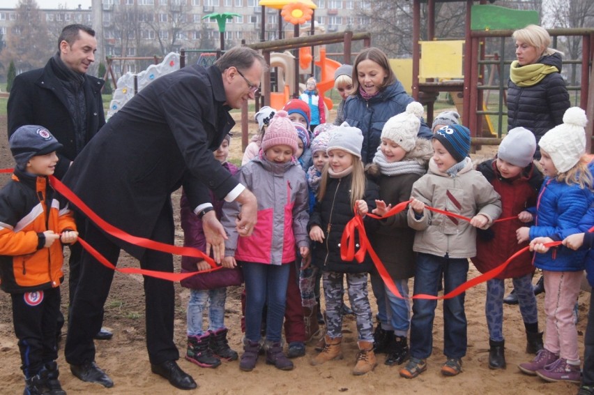 Radomsko: Plac zabaw przy "wielorybku" gotowy