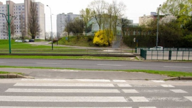 Przejście skróci drogę na przystanek tramwajowy.