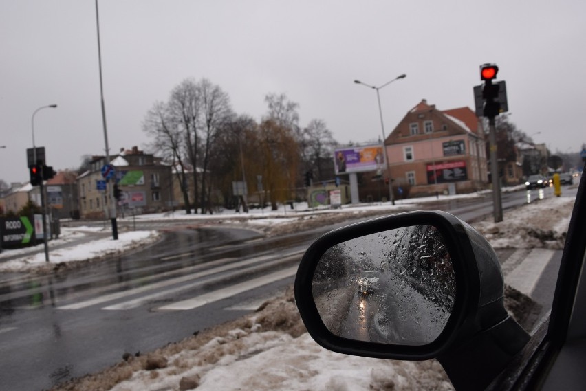 Czy w miejscu skrzyżowania ze światłami u zbiegu ulic...