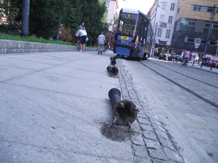 Wrocław: Wykolejony tramwaj ścinał słupki stojące wzdłuż jezdni