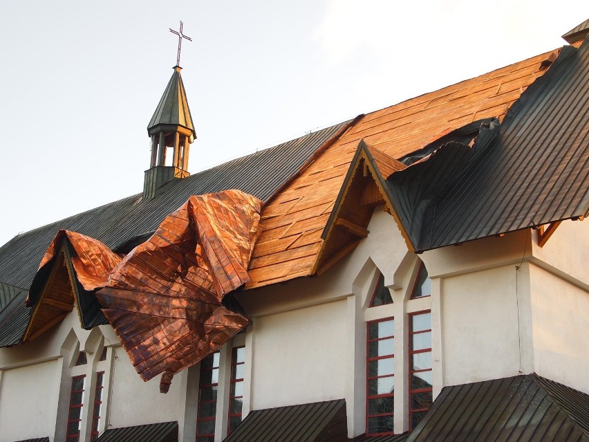 Podhale: halny zerwał dach na kościele. Murzasichle bez prądu
