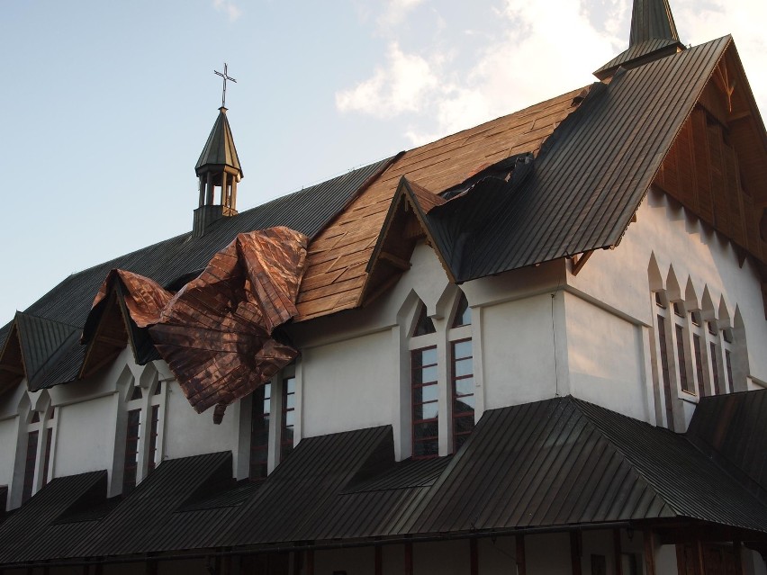 Podhale: halny zerwał dach na kościele. Murzasichle bez prądu