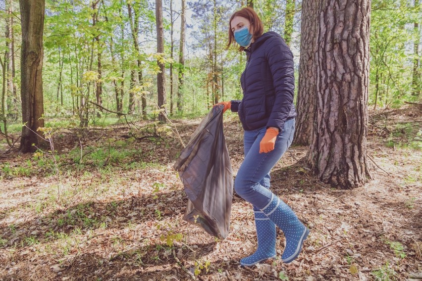 Pracownicy Urzędu Miejskiego w Augustowie i podległych mu  jednostek sprzątali las [Zdjęcia]