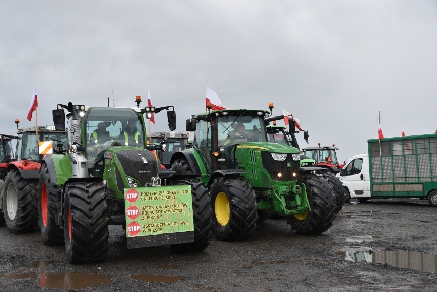 W ramach akcji protestacyjnej prawie 100 pojazdów rolniczych...