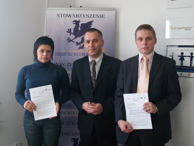 Prezes DKB Zbigniew Nosal (w środku) ze stypendystami programu w 2007 r. - Ewą Szopą oraz Pawłem Wierzbickim