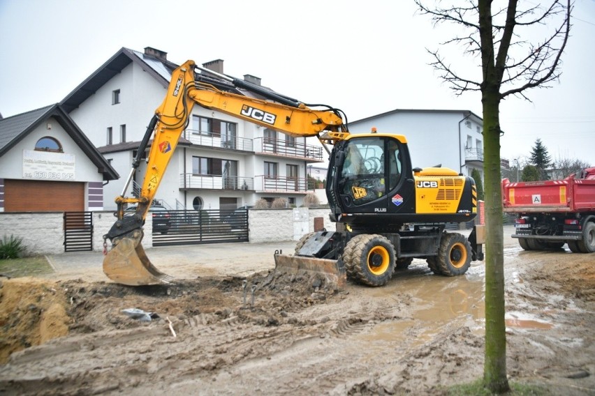 Trwają prace wodociągowe i drogowe na ulicy Odrodzenia w Radomiu. Zobacz galerię zdjęć 