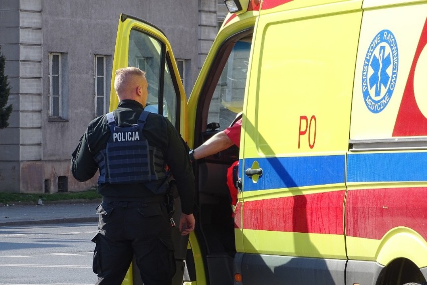 Policjanci wspólnie z żołnierzami WOT ratowali w Kaliszu mężczyznę, który topił się w Prośnie. ZDJĘCIA 