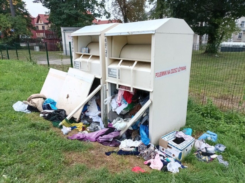 Rozbebeszone kontenery na odzież przy prosektorium w Dzierżoniowie