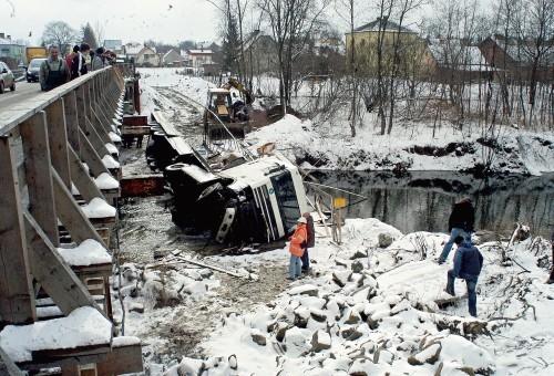 Samochód prawdopodobnie wpadł w poślizg, przerwał barierkę i wpadł do Żylicy.