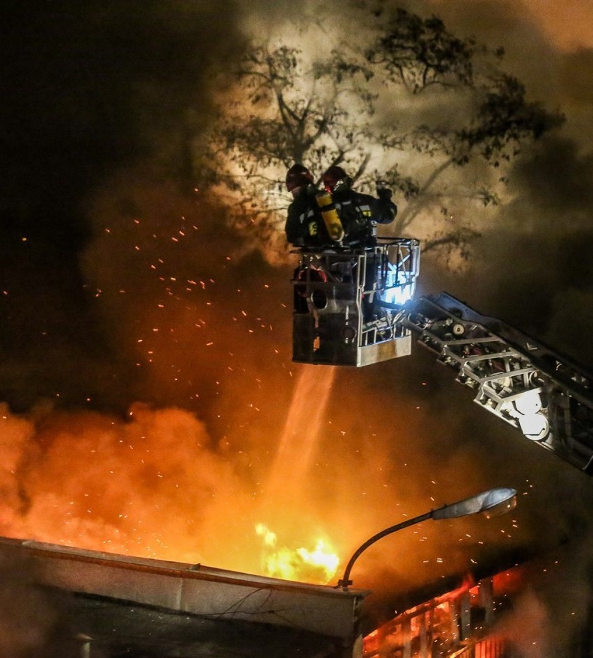 Pożar w Gdańsku. Palił się magazyn przy ul. Abrahama [ZDJĘCIA, WIDEO]