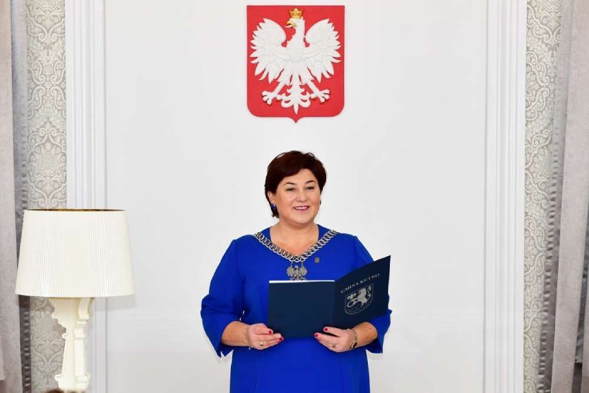 Wójt gminy Kutno Justyna Jasińska wręczyła małżonkom listy gratulacyjne i medale Prezydenta Rzeczypospolitej Polskiej za długoletnie pożycie małżeńskie