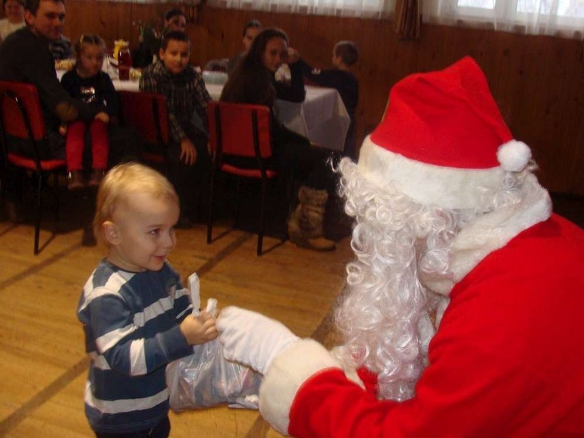Mikołaj z Banku Spółdzielczego w Pleszewie rozdaje prezenty