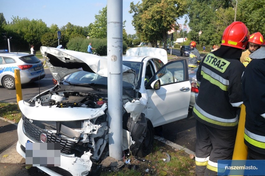 Wypadek na skrzyżowaniu ulic Wieniecka - Budowlanych we Włocławku. Zderzenie fiata z hondą [zdjęcia, wideo]
