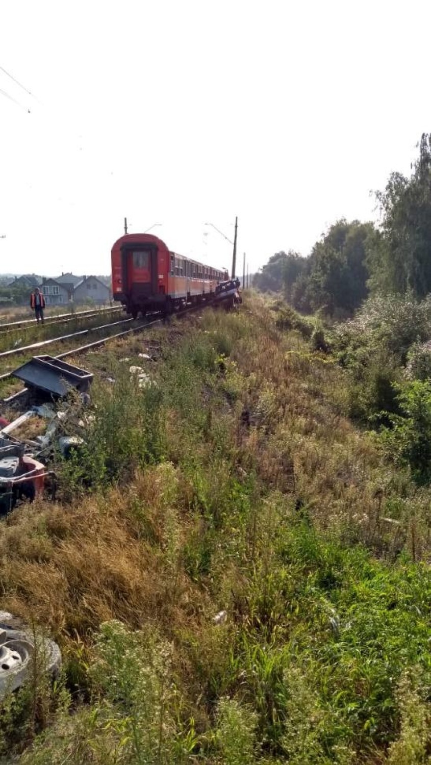 Wypadek na przejeździe kolejowym w Miedniewicach. Samochód wjechał pod pociąg [ZDJĘCIA]