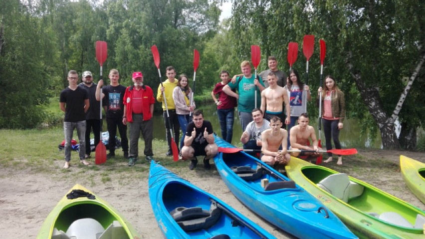 KOBYLIN: Młodzież ze Szkoły Branżowej na spływie kajakowym w Miliczu [ZDJĘCIA]