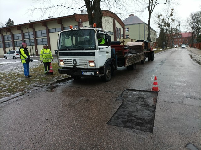 Ulica Jasna u zbiegu z Ordona w Szczecinku, trwają prace naprawcze