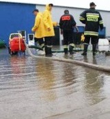 Wawer brodzi w wodzie po wieczornej ulewie