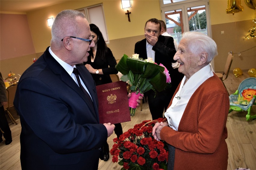 Setne urodziny mieszkanki gminy Sieradz Stanisławy Glapińskiej ZDJĘCIA