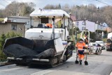 Powiat wodzisławski remontuje drogi. Trwa kładzenie asfaltu na kilku drogach. Intensywne prace umożliwiły dodatnie temperatury ZDJĘCIA