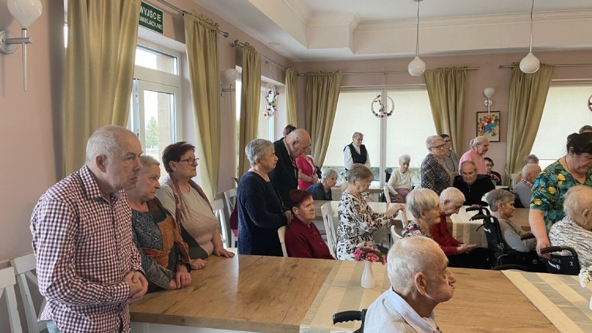 Wizyta biskupa Andrzeja Przybylskiego w Domu Seniora w Wieluniu