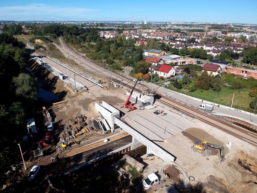 - Kończy się budowa nowego mostu nad ul. Złocieniową i rzeką...