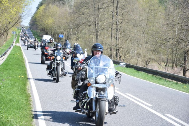 Około tysiąca osób na motocyklach przejechało w paradzie z Sierakowa do Międzychodu podczas XVI Zlotu Motocyklowego MKM Junak (22.04.2023).