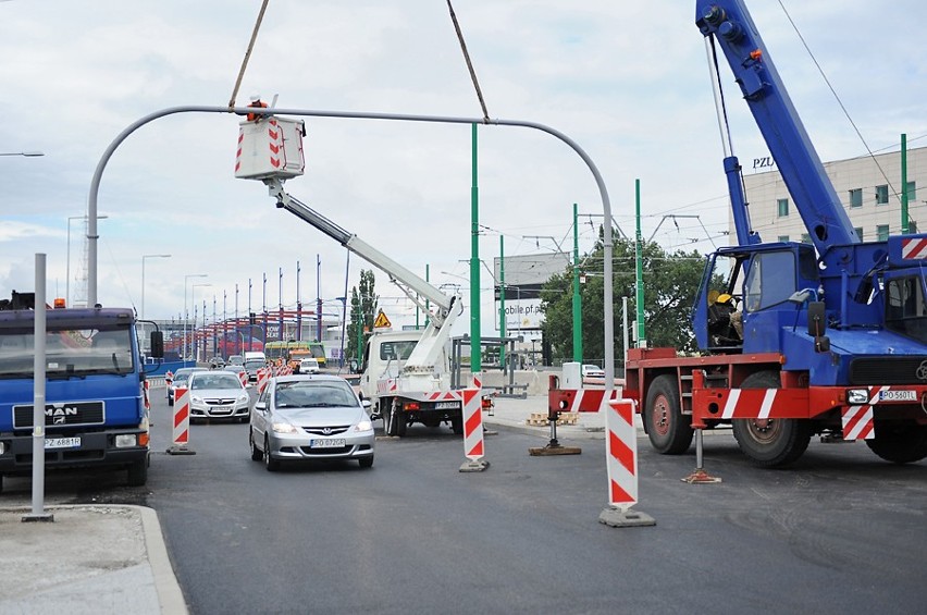 Most Dworcowy w Poznaniu - Montują nową sygnalizację