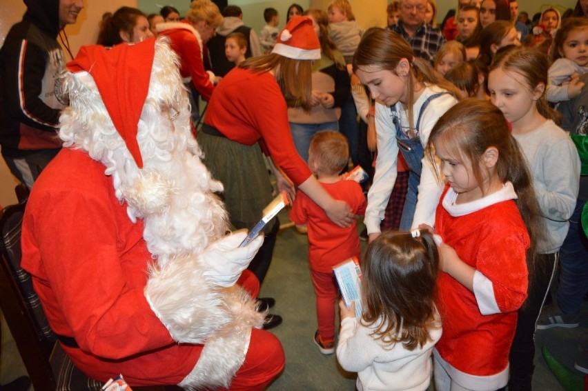 Wąsosz. Do Zespołu Placówek Kultury w Wąsoszu zawitał Święty Mikołaj z pomocnikami [ZDJĘCIA]