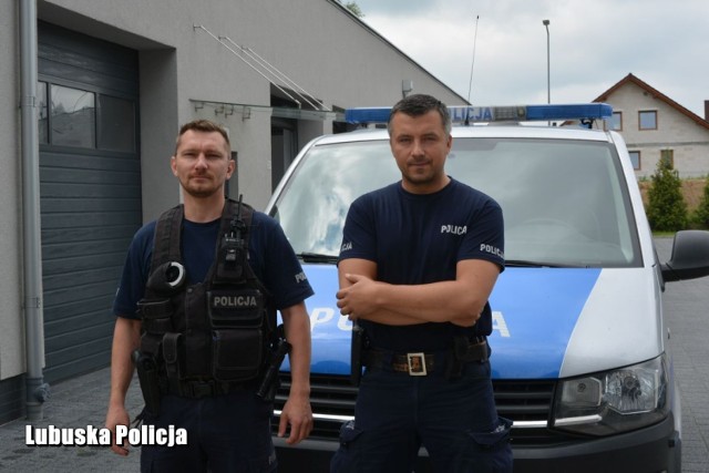 Policjanci z Krosna Odrzańskiego - sierż. szt. Daniel Stępień oraz sierż. Filip Kulik - uratowali życie mężczyzny, który ranił się nożem do tapet