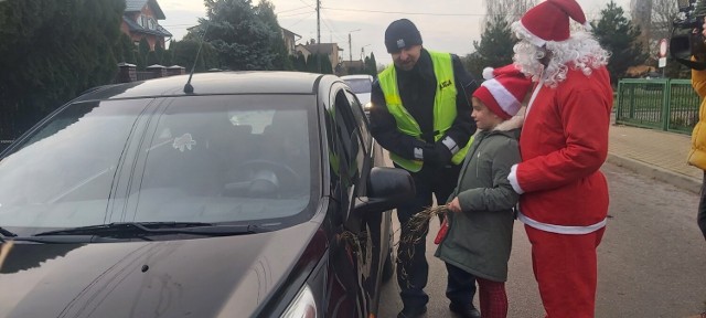 Kierowcy, którzy przestrzegali przepisów ruchu drogowego byli nagradzani słodkimi ,,mikołajkami’’, a ci którzy je łamali otrzymywali rózgi. Więcej na kolejnych zdjęciach