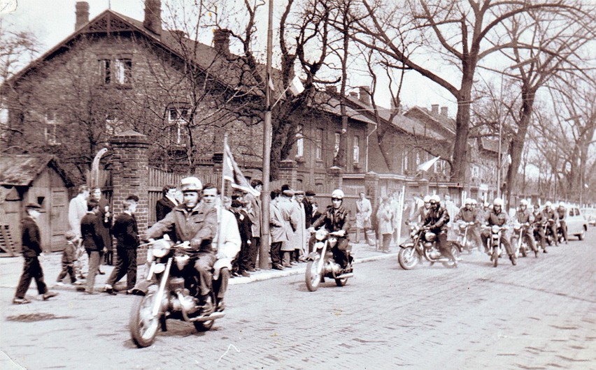 Parada motocyklistów obok kamienic Huty Bankowej
