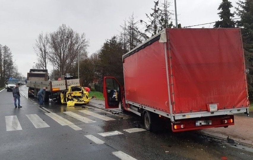 Wypadek pod Wrocławiem. Z auta została miazga, pasażerka w ciężkim stanie [ZOBACZ ZDJĘCIA]
