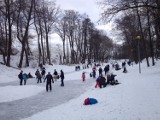 Lodowisko na fosie przy Forcie Bema. Ślizgawka dostępna jest o każdej porze dnia i nocy