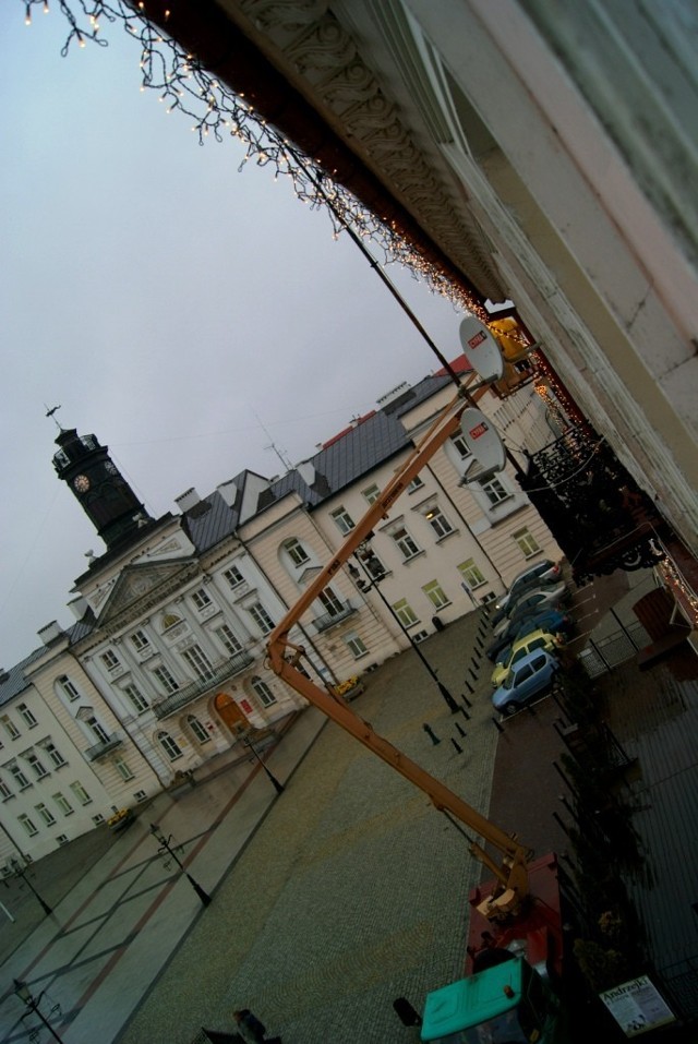 W całym mieście trwają już prace nad świąteczną iluminacją. Na zdjęciu: Stary Rynek w Płocku i prace nad "lodowymi soplami"