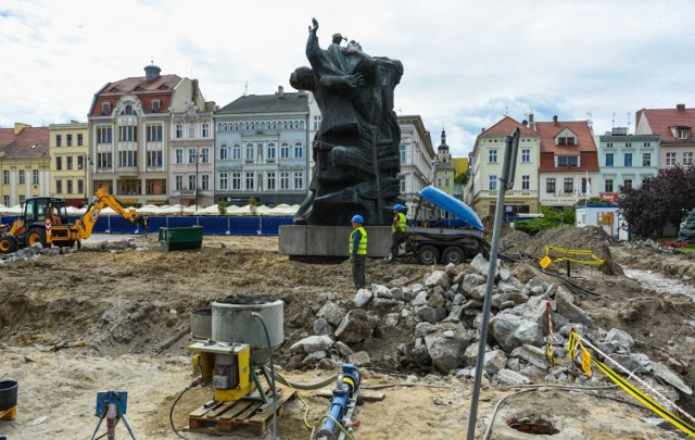 Od tygodnia trwa remont płyty Starego Rynku w Bydgoszczy. Na razie remontem jest objęta ta część rynku, na której znajduje się Pomnik Walki i Męczeństwa. Ten zostanie przesunięty o kilkanaście metrów w  kierunku północno-zachodnim. 

Prace na rynku mają potrwać do 29 czerwca 2019 roku. Będą podzielone na etapy, do końca listopada ma być gotowa płyta. Inwestycja pochłonie 14 mln złotych.



Zwiedzanie Młynów Rothera na Wyspie Młyńskiej w Bydgoszczy

