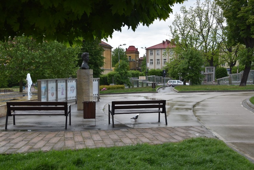 Popiersie Jana Szczepanika na placu obok szkoły, której...