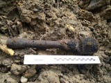 W Sępólnie Krajeńskim drogowcy odkopali granat trzonkowy z II wojny światowej