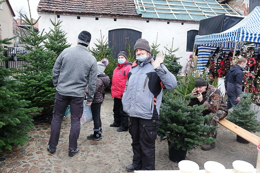 Targ śniadaniowy zorganizowano w niedzielę 13 grudnia,...