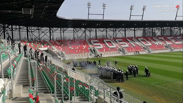 Policjanci z Sosnowca, Będzina, Dąbrowy Górniczej i Zawiercia szkoli się na nowym stadionie w Sosnowcu

Zobacz kolejne zdjęcia/plansze. Przesuwaj zdjęcia w prawo naciśnij strzałkę lub przycisk NASTĘPNE