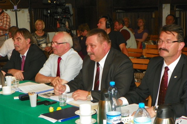 Od lewej: Zbigniew Przeworek, Stefan Piechocki, starosta Mirosław Mantaj, Kazimierz Sulima