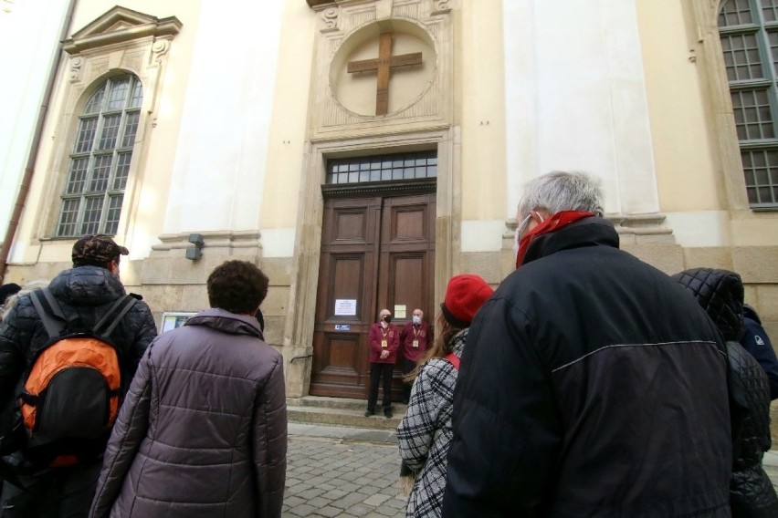 Wrocław. Pożegnanie kardynała Gulbinowicza. Ochrona przed wejściem do kościoła, wierni wzburzeni (ZDJĘCIA, FILM)