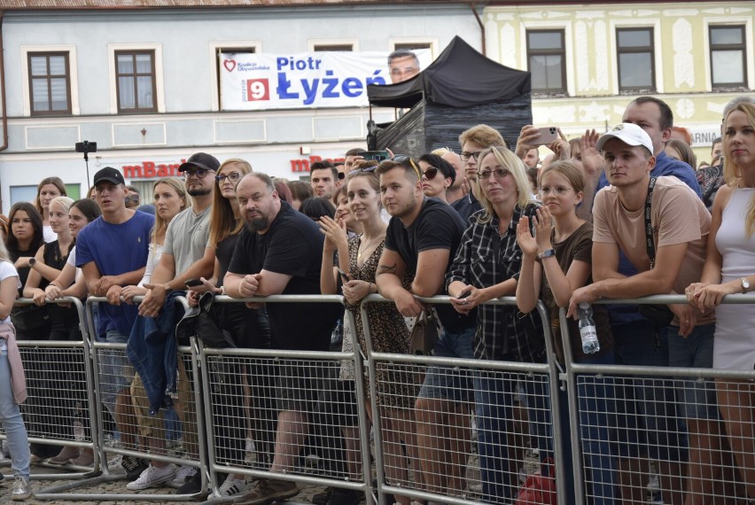 Happysad otworzył niedzielne świąteczne koncerty na Rynku w  Skierniewicach