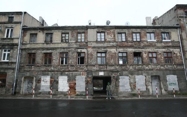Kamienica przy Składowej 34 jest przeznaczona do rozbiórki pod budowę Nowego Centrum Łodzi, ale wciąż jeszcze zajmowana przez ostatnich lokatorów.