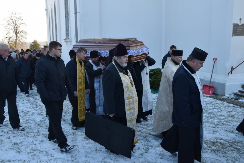 Wierni pożegnali ks. prot. Jarosława Maksimiuka. Spoczął na cmentarzu w Krynkach (zdjęcia)