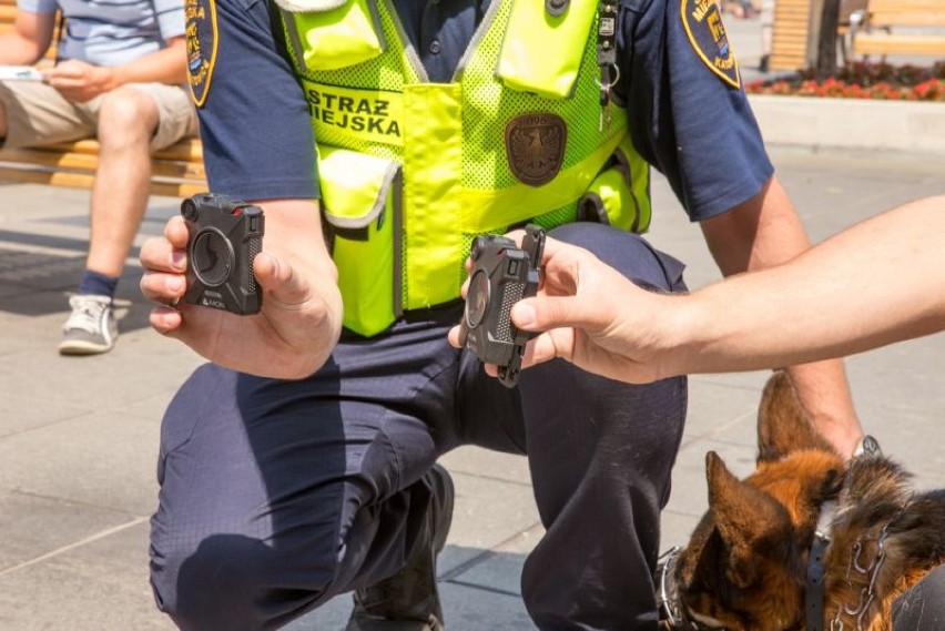 Katowiccy strażnicy miejscy... jak policjanci z USA. Patrole z kamerami osobistymi i nowym umundurowaniem