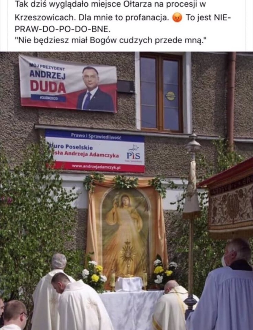 Ołtarz na Boże Ciało pod plakatami z Andrzejem Dudą