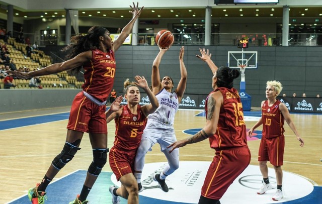 W 3. kolejce EuroCup Artego Bydgoszcz pokonało Galatasaray Stambuł 79:75 (16:16, 23:22, 17:26, 23:11). Punkty dla Artego zdobyły: O’Neill 20, Kiesel 16, Rymarenko 15, Miskieniene 14, Poboży 7, Międzik 4, Michałek 3. To było trzecie zwycięstwo bydgoszczanek w rozgrywkach, które prowadzą w swojej grupie.

Na kolejnych stronach zdjęcia kibiców oraz fotki z meczu