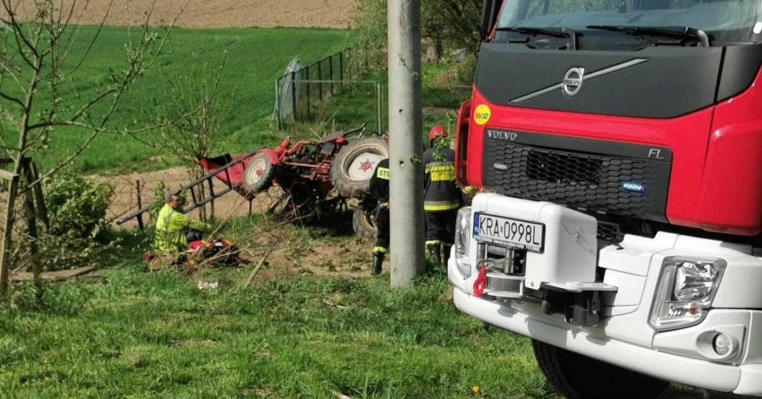 Michałowice. Ciągnik rolniczy wywrócił się podczas prac w polu. Są osoby poszkodowane
