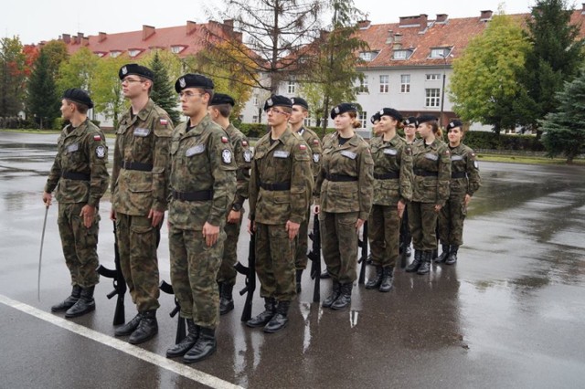 Uczniowie V LO w Kaliszu na święcie 9. Braniewskiej Brygadzie Kawalerii Pancernej